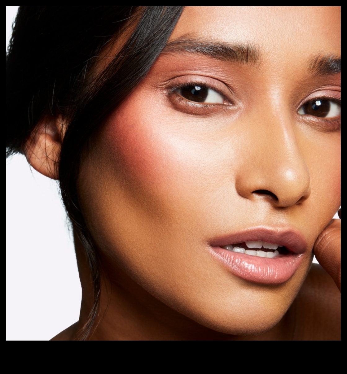 Armonie iluminator și fard de obraz: obținerea unui aspect coeziv al obrajilor