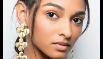 The Foundation of Youth: Sfaturi de machiaj pentru un aspect tineresc