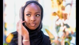 Armonie iluminator și fard de obraz: obținerea unui aspect coeziv al obrajilor