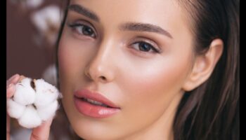 Strălucire fără efort: obținerea unui ten strălucitor cu machiaj natural